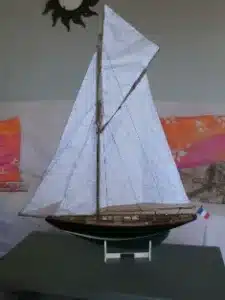 montage bateau bois voilier en présentation sur un socle