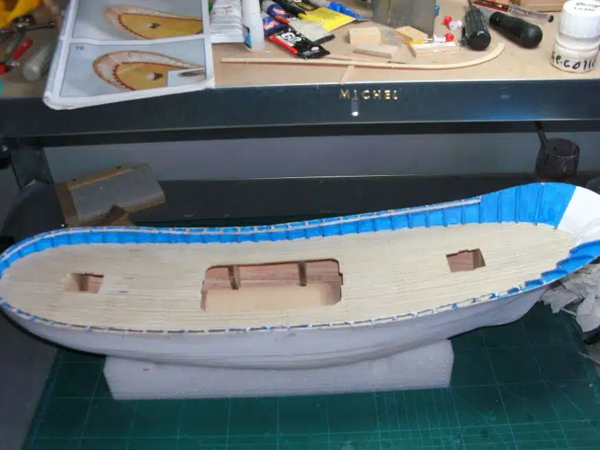 montage bateau bois en cour coque en préparation