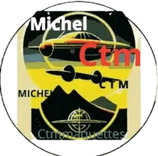 Un logo circulaire présente une voiture ancienne et un avion dans une palette de couleurs jaune et noire avec les noms « Michel » et « Ctm » bien en évidence. La moitié inférieure montre une chaîne de montagnes avec un graphique de type radar. L'arrière-plan combine des éléments noirs, jaunes et rouges.