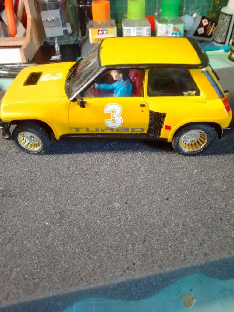 Vue de cotes de maquette fini avec vue sur le pilote