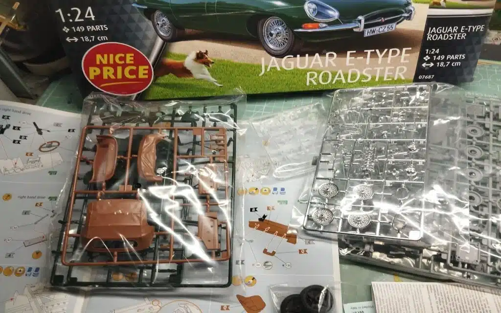 Boîte de conditionnement du modèle réduit Jaguar E-Type Roadster avec la mention "NICE PRICE".