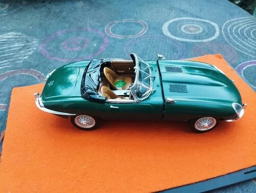 Jaguar E-Type Roadster Revell guide complet modèle réduit présentation