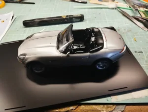 Maquette de BMW Z8 vue de côté sur un bureau encombré.